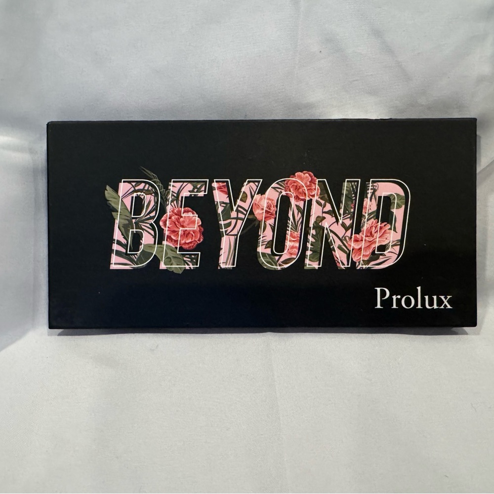 NIB Prolux Beyond Eyeshadow Palette 21 shades